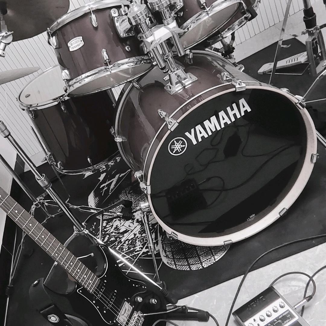 苦练电吉他的鼓手