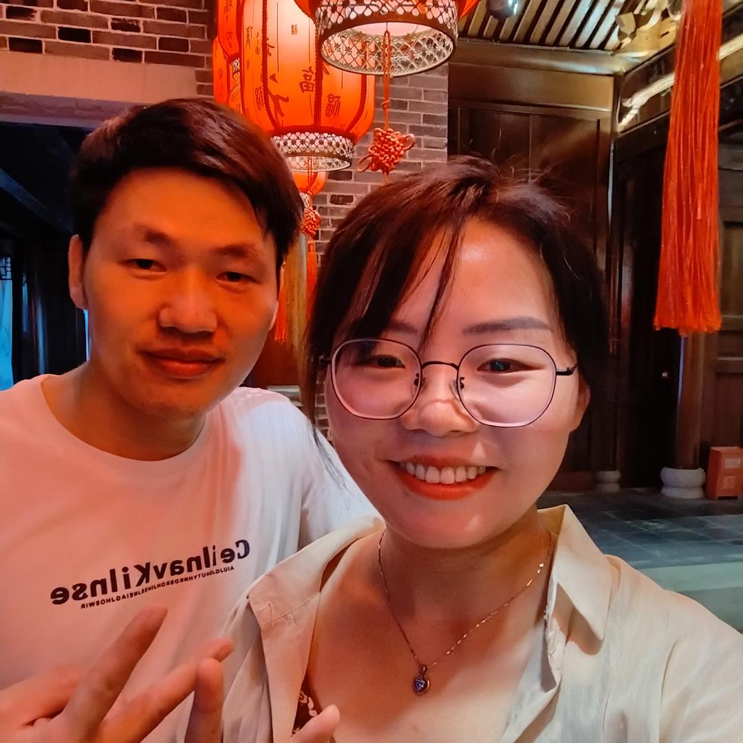 该男子站在脚手架上