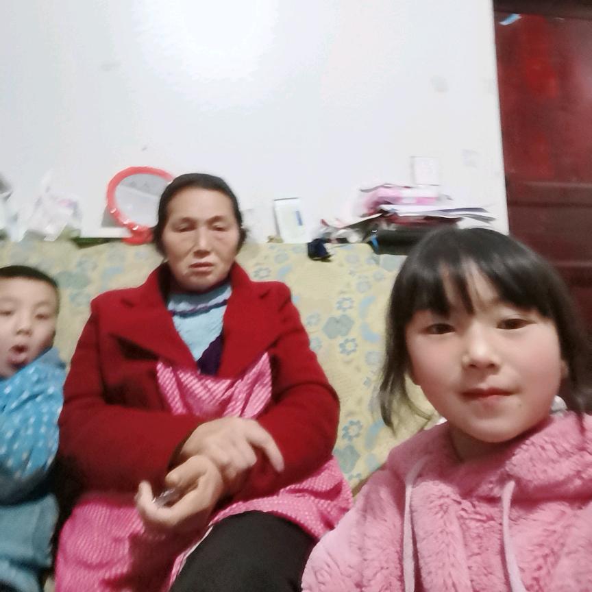 农村胡蓉花🌺六朵开红花🌺