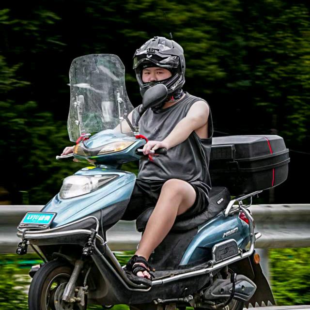 骑车与航拍的董董🛵