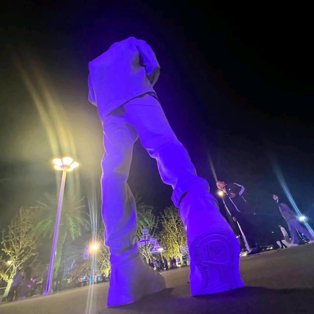 倒立喝咖啡