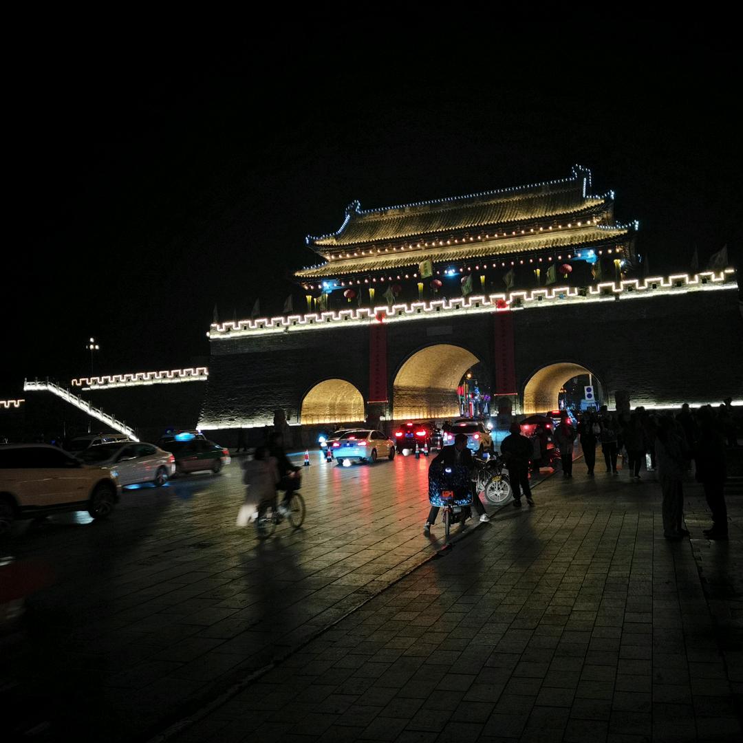 与何同行