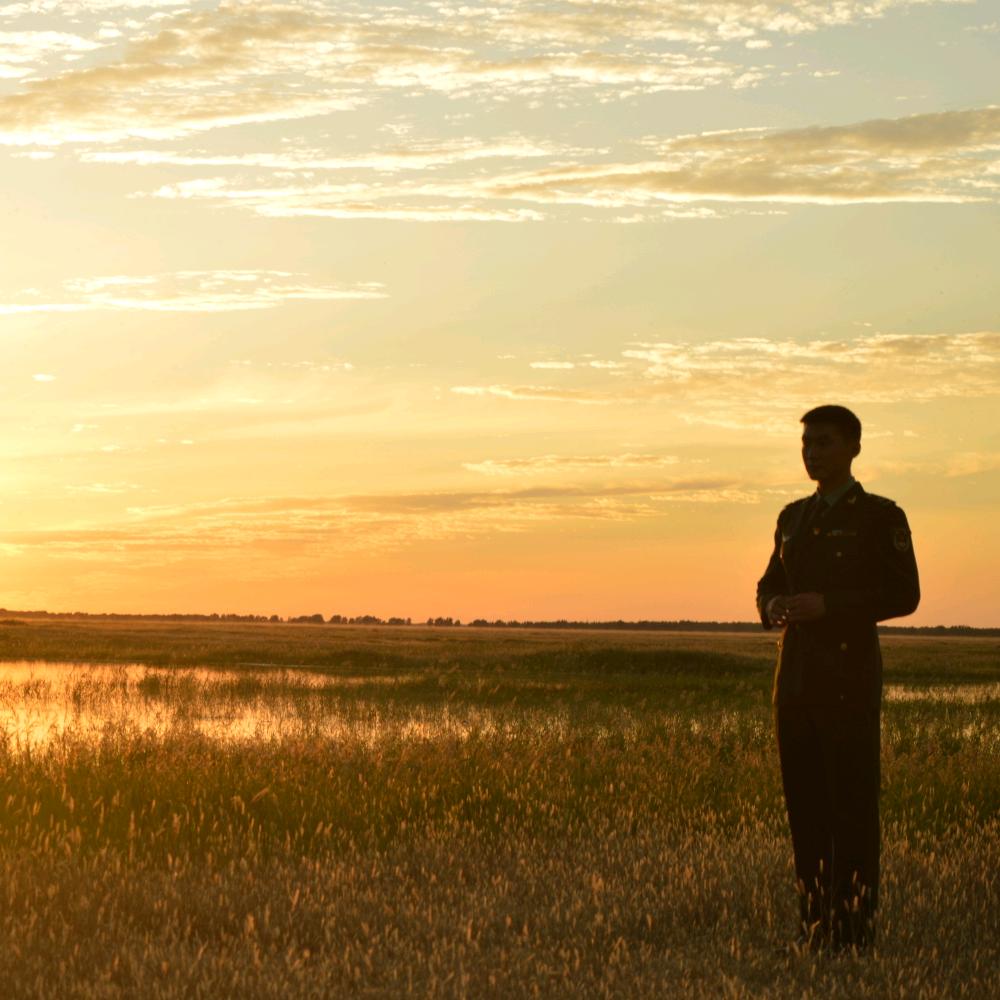 180扛炮弹的一班长