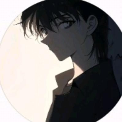 嘴上叼着烟的男孩