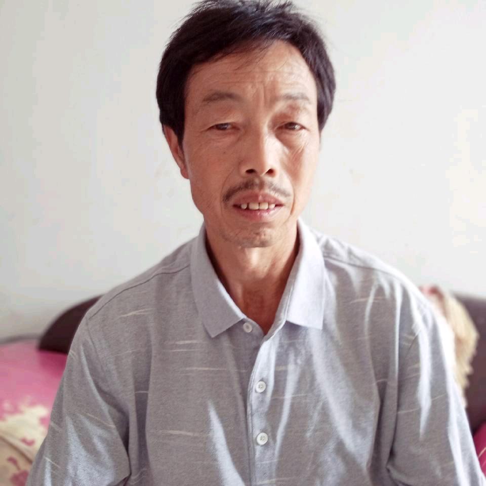 养牛的老农朋