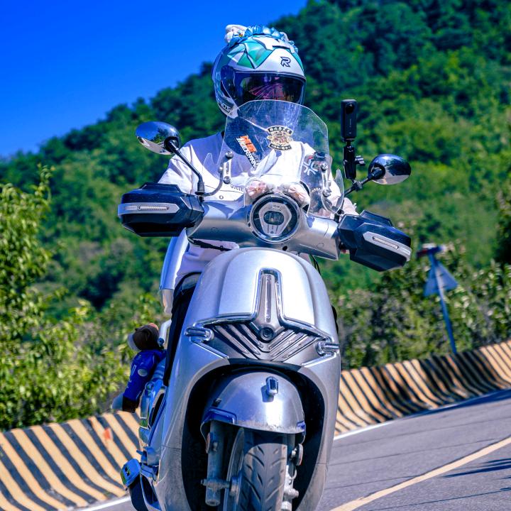 🏍️ 骑白马的女司机️  🏍️