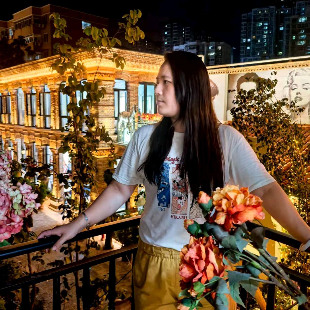 婷之身在迷雾,而立是救赎。