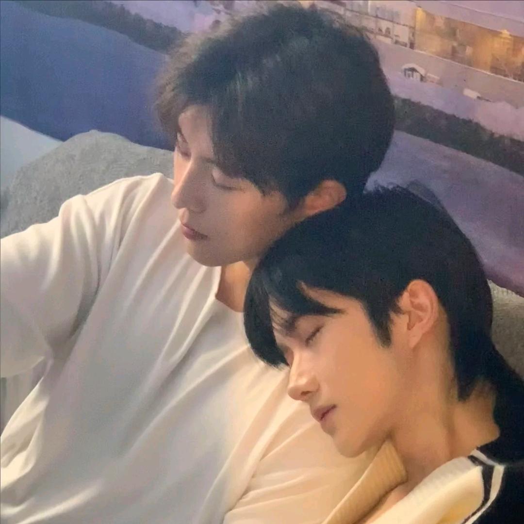 大眼萌妹邱鼎杰