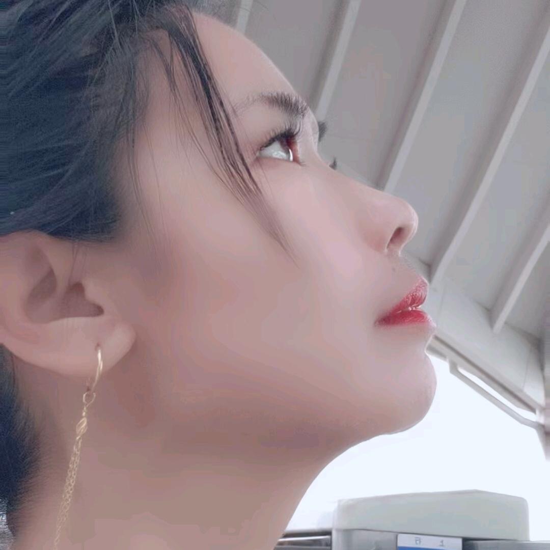 chy离异，独自撑伞一人行