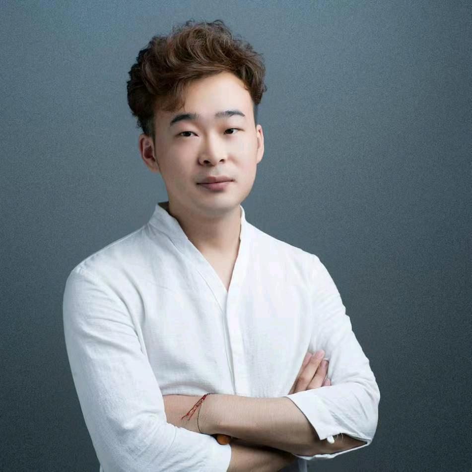 在东晟翼虎教美术的石老师