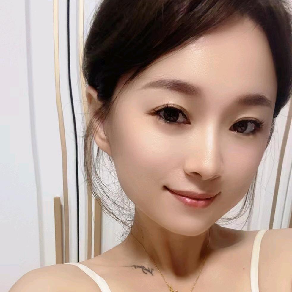 一个卖大人玩具的姑娘