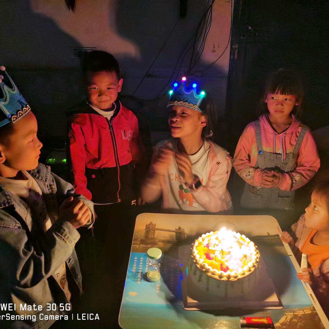 彝良卖家具的小姐姐