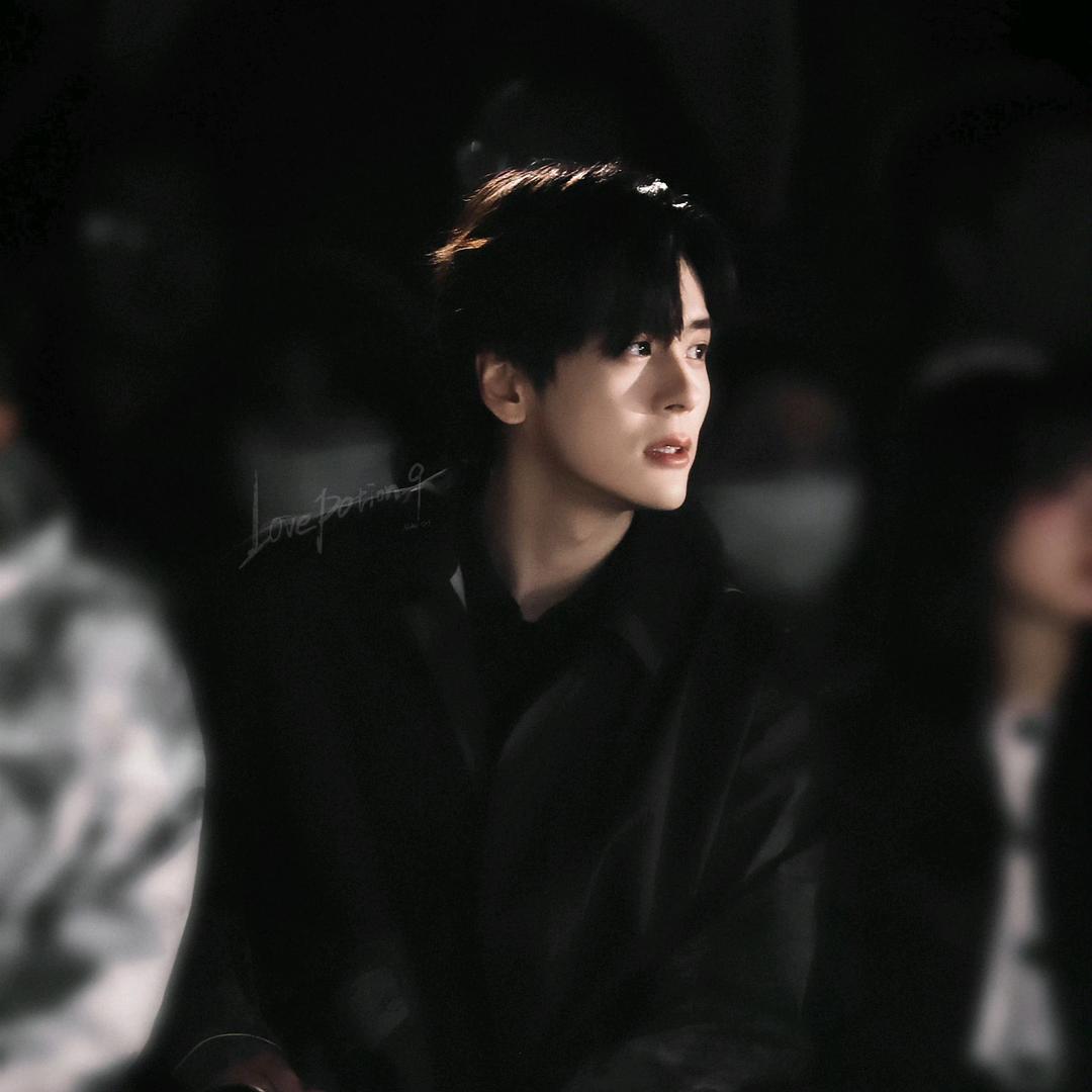 魏哲鸣你压我头发了(๑><๑）