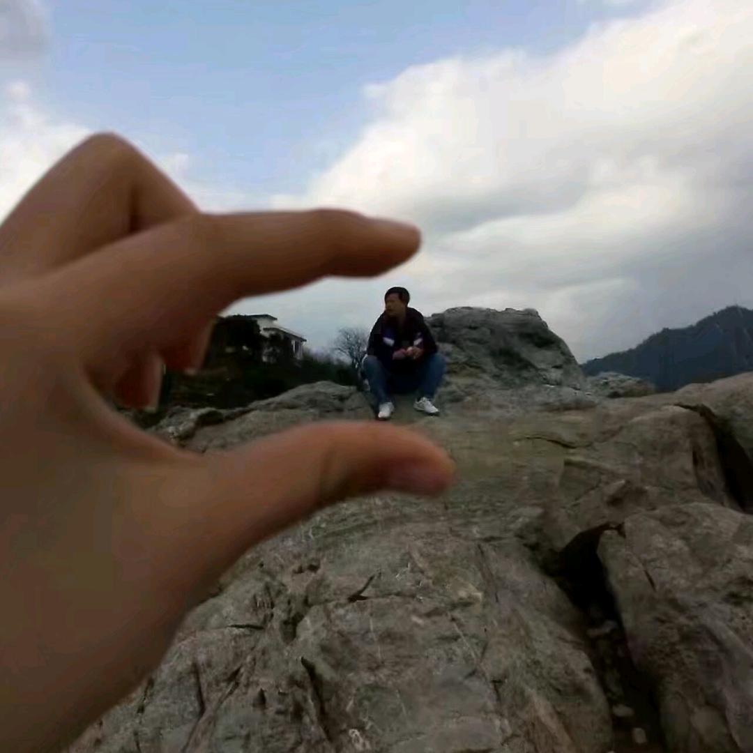 ，