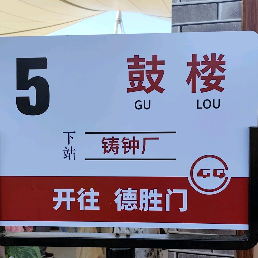 顶风冒雨来寻爱  一把年纪爱嘻哈