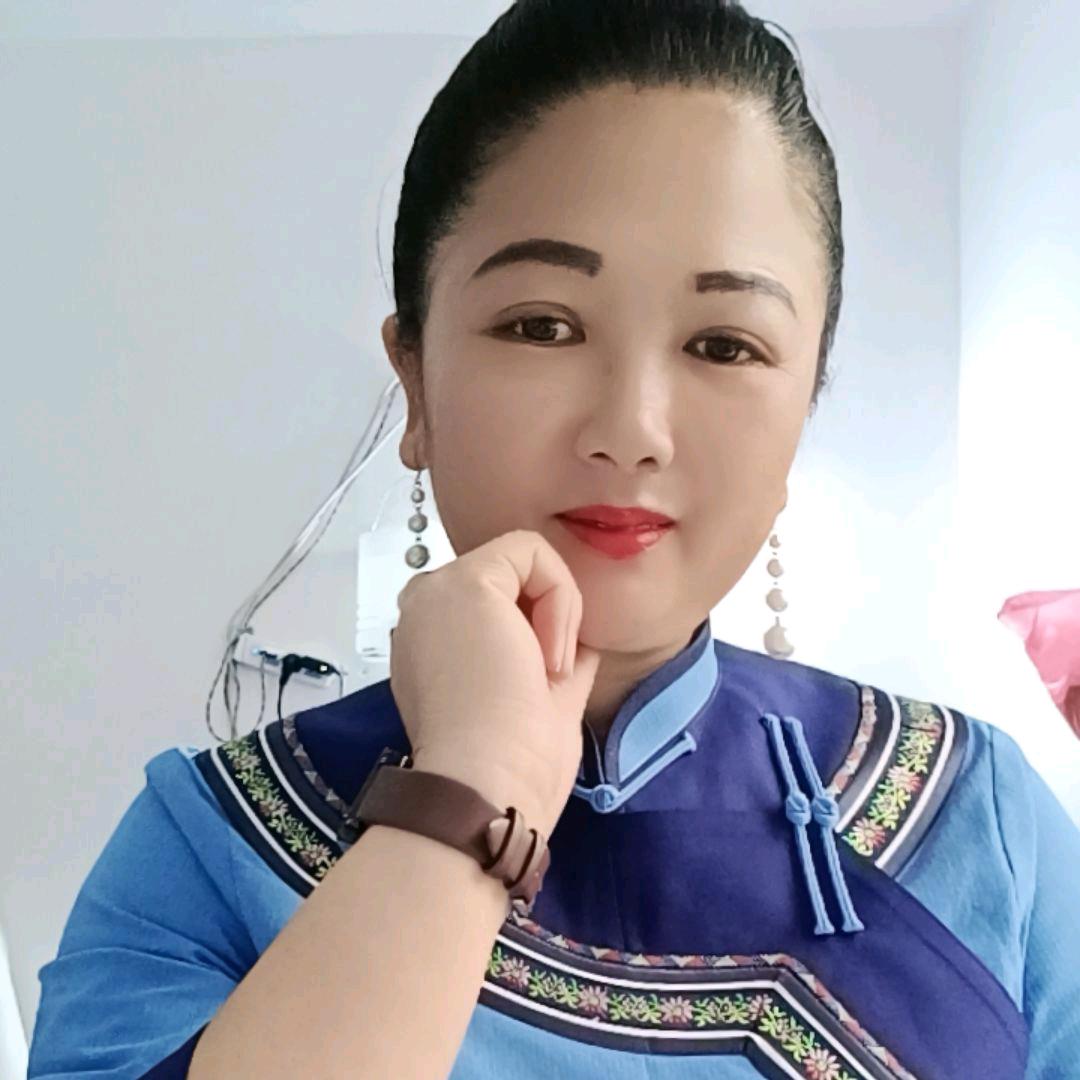 小琴做民族服装