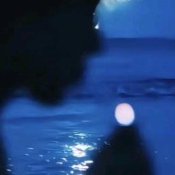 湖心吻月