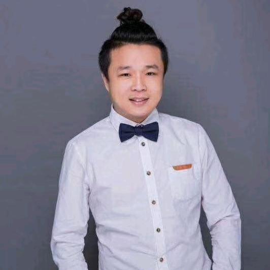 被窝里直播收长头发矿泉水批发8块钱24瓶