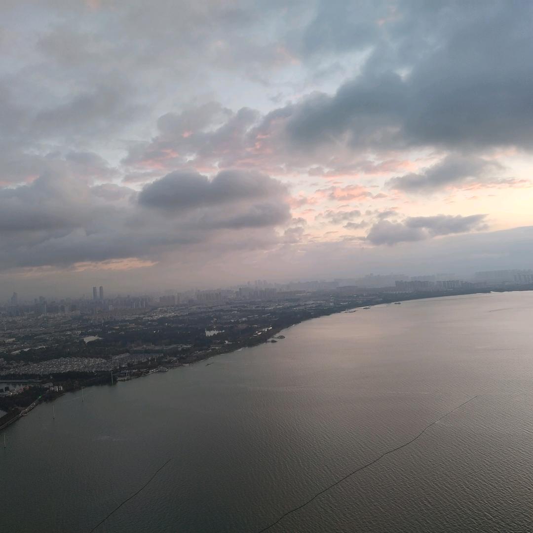 坐在西山看滇池