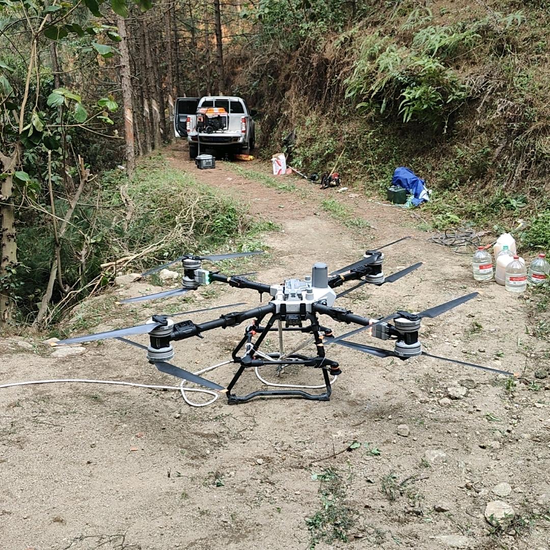 冰川无人机吊运喷药