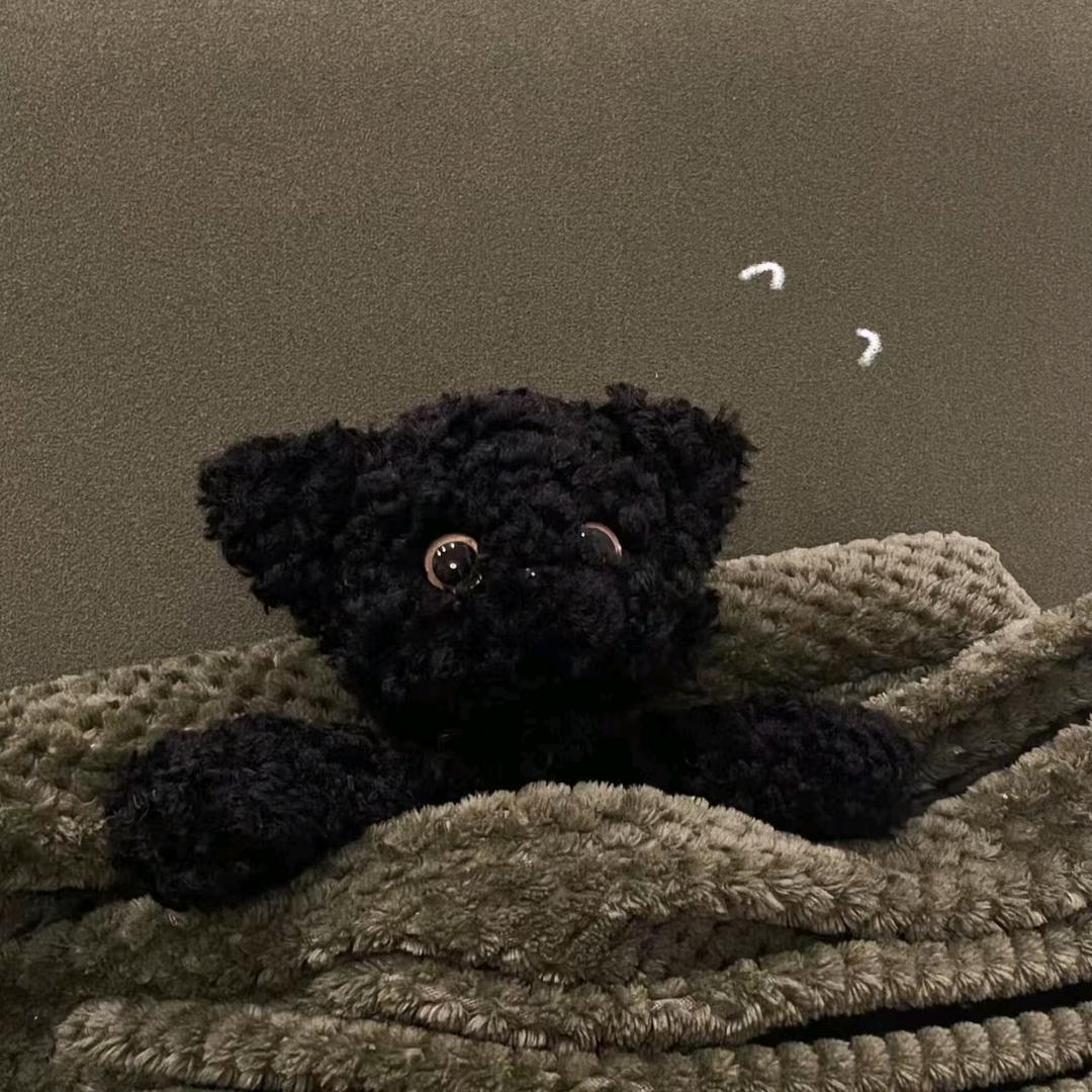 小黑。