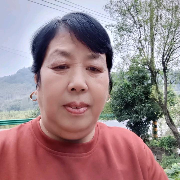 芳姐，（下午6:30聊天带唱歌）