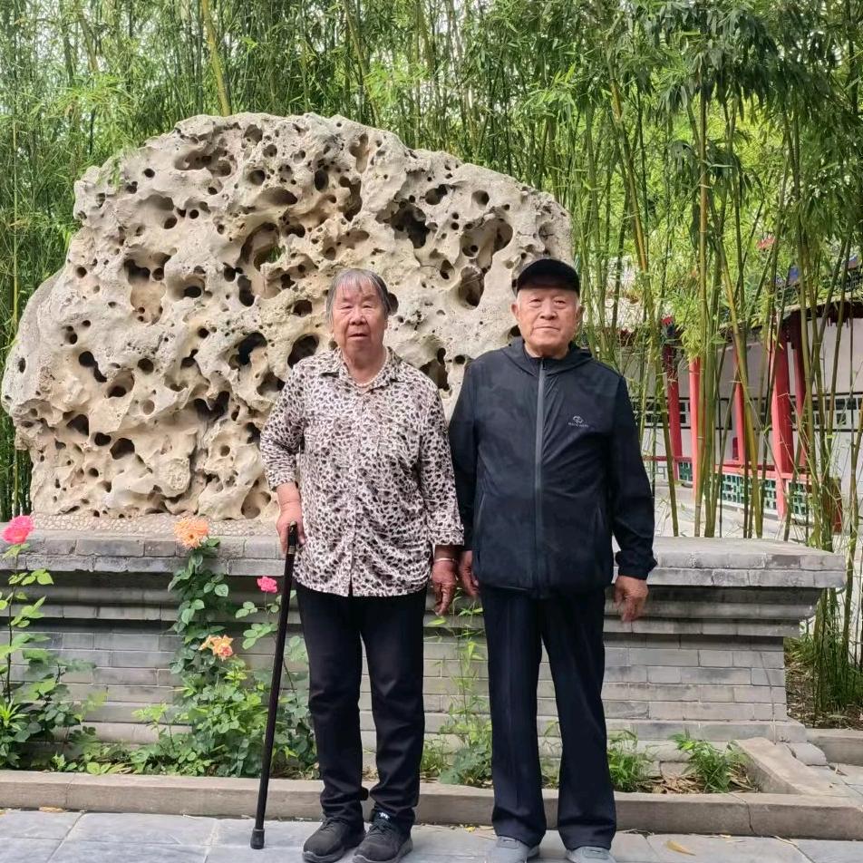 高桌子低板凳都是木头