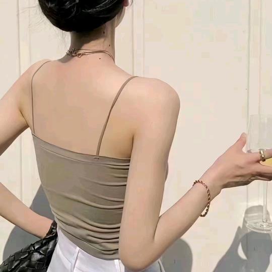 龙娃渔具店老板娘
