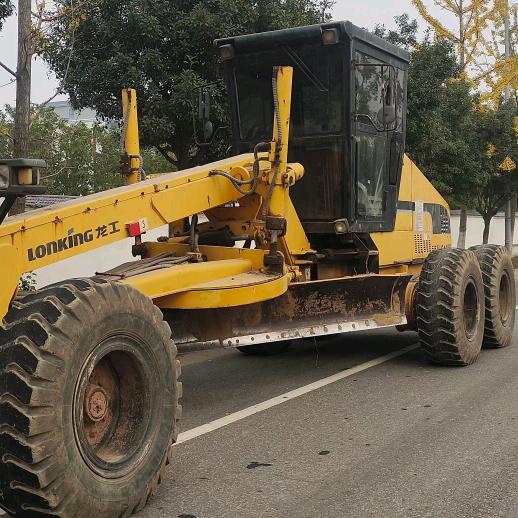 男人身上扛着家。二手工程机戒。信息