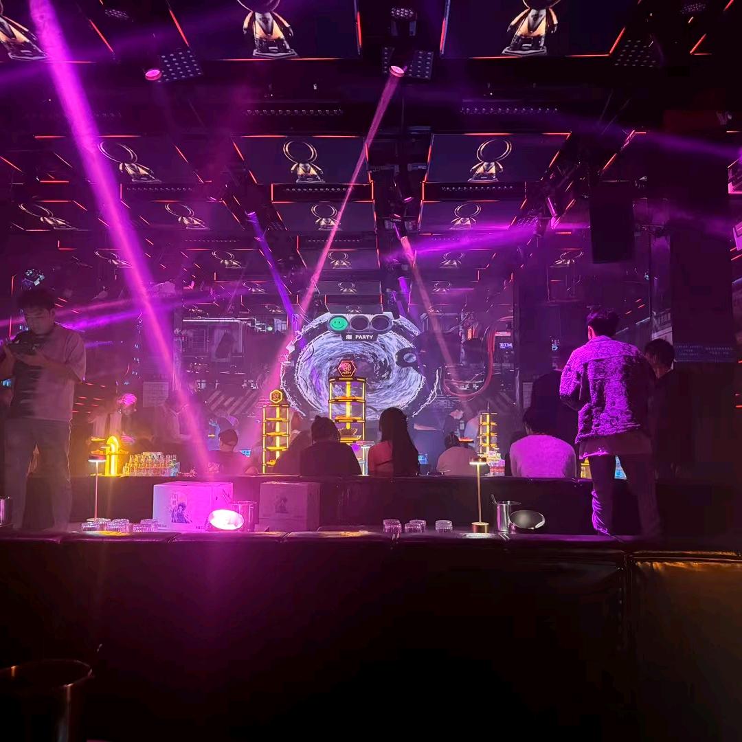 成都龙泉搬酒挣圆子的胖亮亮