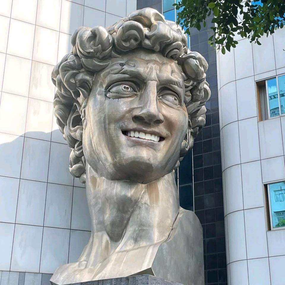 两个眼睛一样大