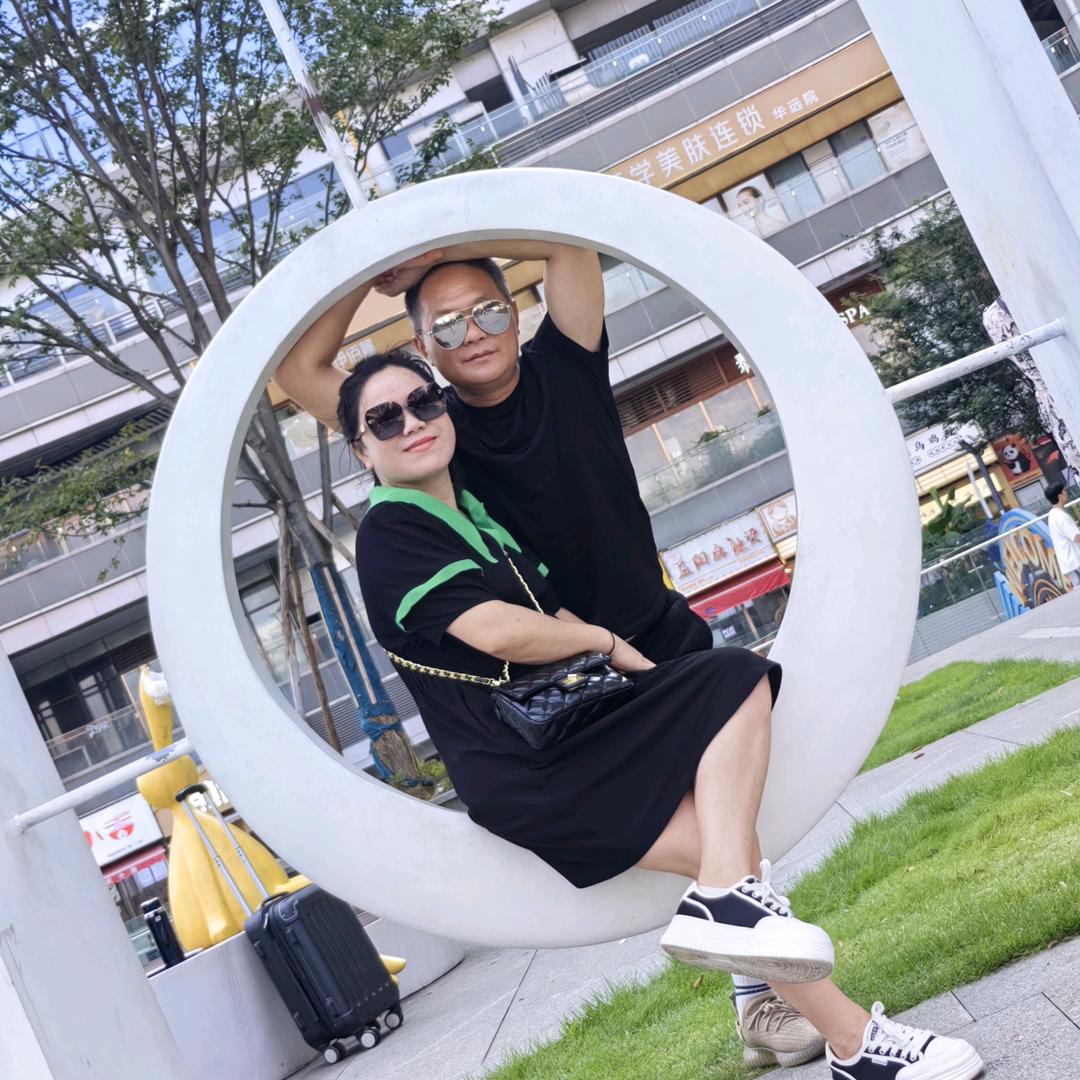 实验中学门口珍珍餐馆。