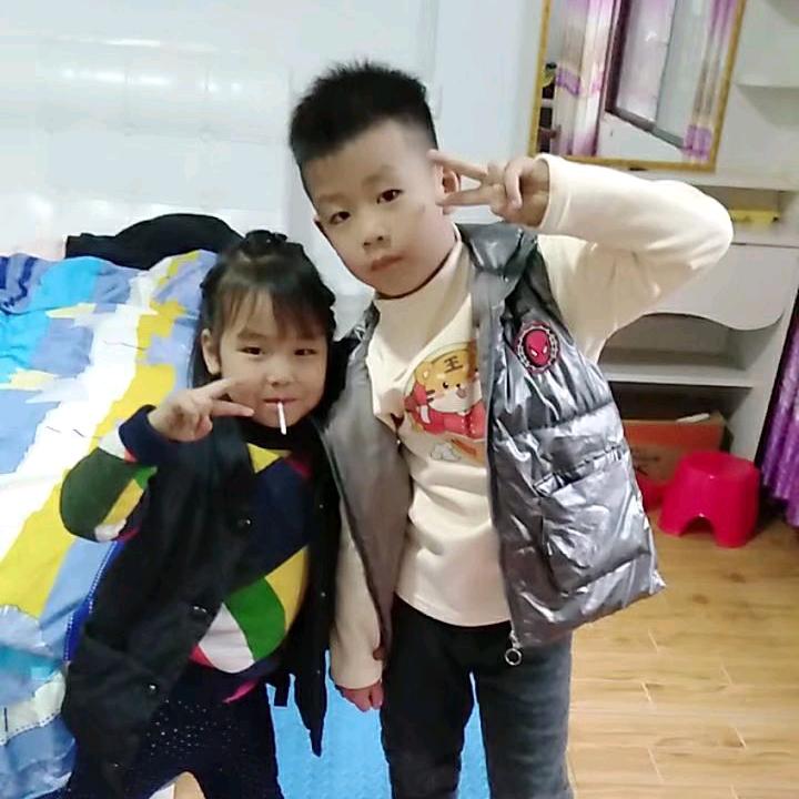$两个犟拐拐$