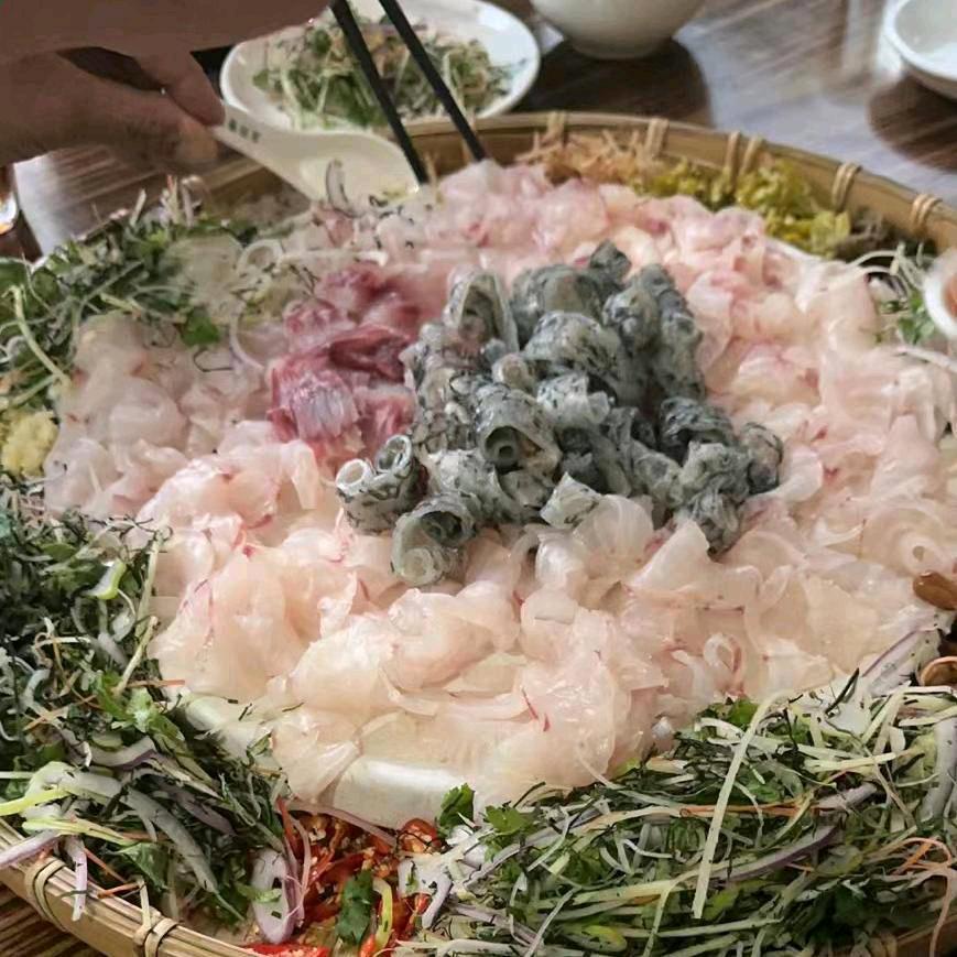 疏影横斜水清浅，暗香浮动月黄昏。