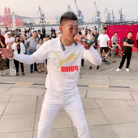 大连阿哲🎤（户外唱歌）