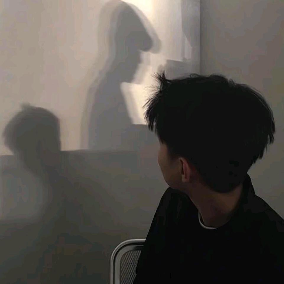 雨夜灯下的她