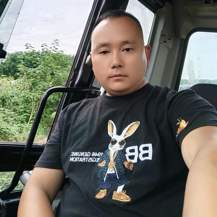 开挖机的大叔