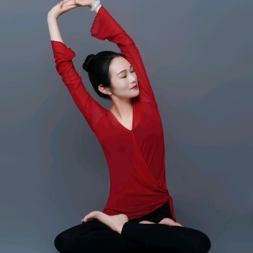 凭海听风资深瑜伽教练—林灵