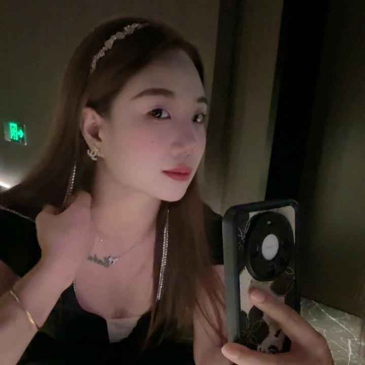 是小何呀