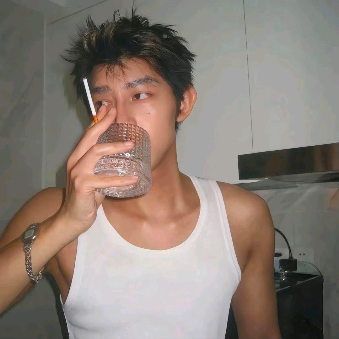 人傻嘴不甜长得不帅还没钱