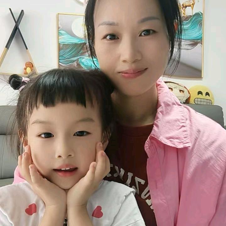 小妍妈妈（一拖三日常）