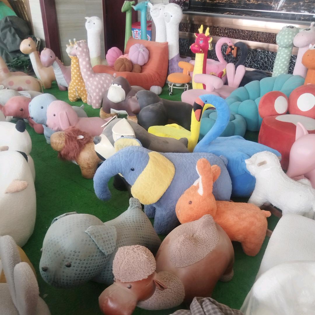小孩爱家居。