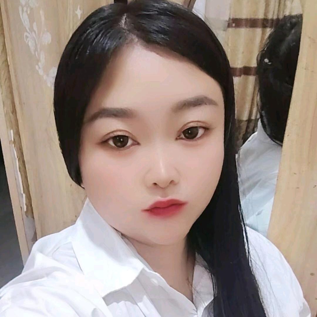 关岭周幺妹吹唢呐。