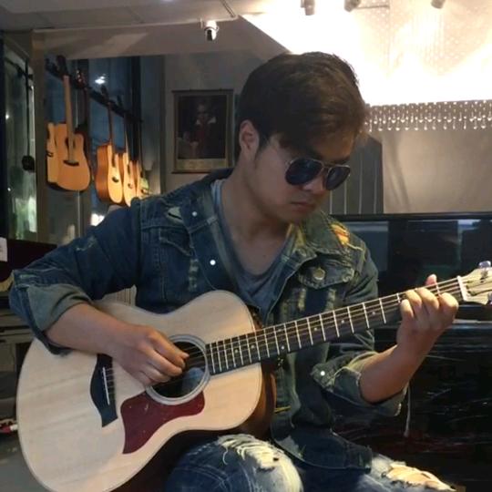 弹吉他的卞老师