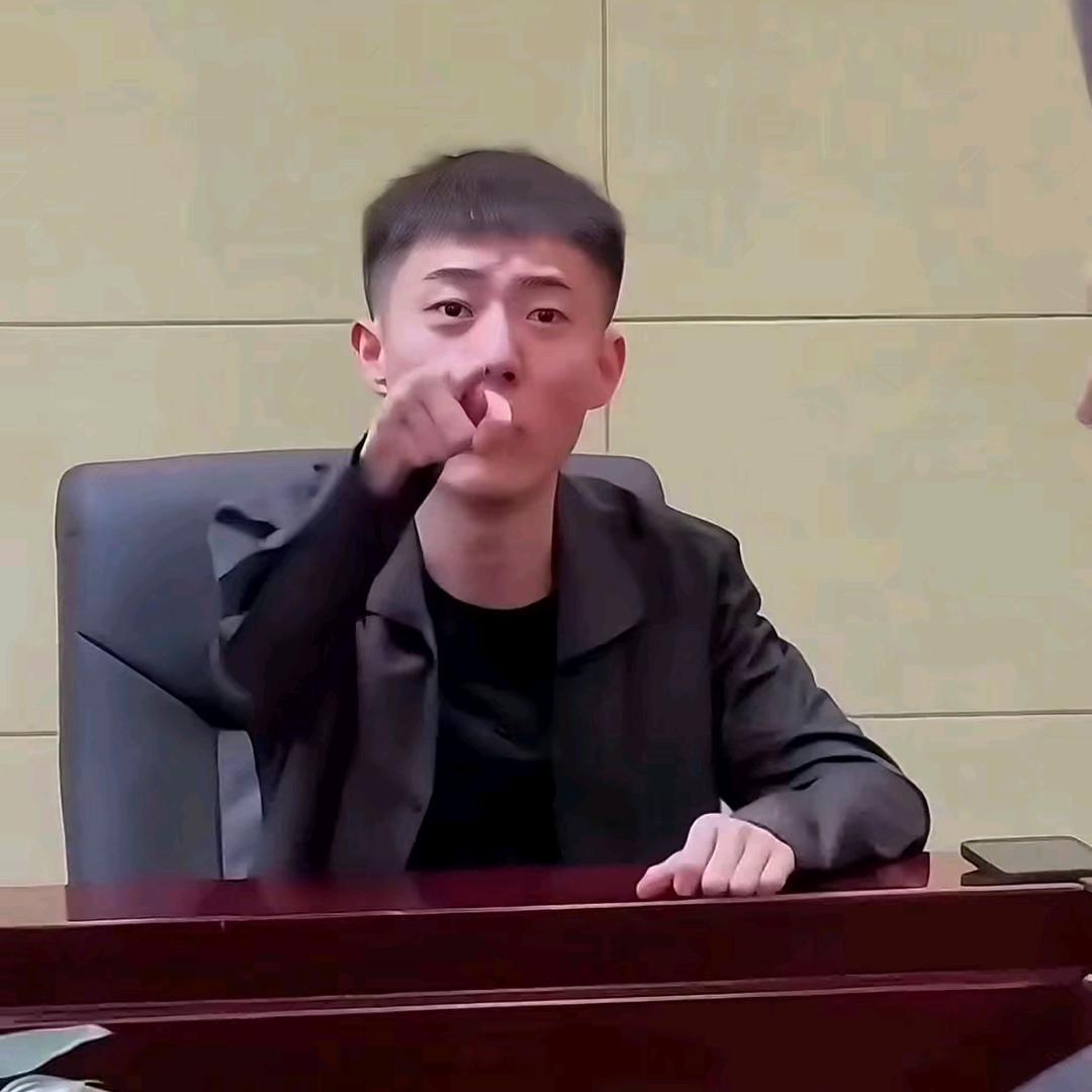 性感大蟑螂COS饵料勾引雷克顿。