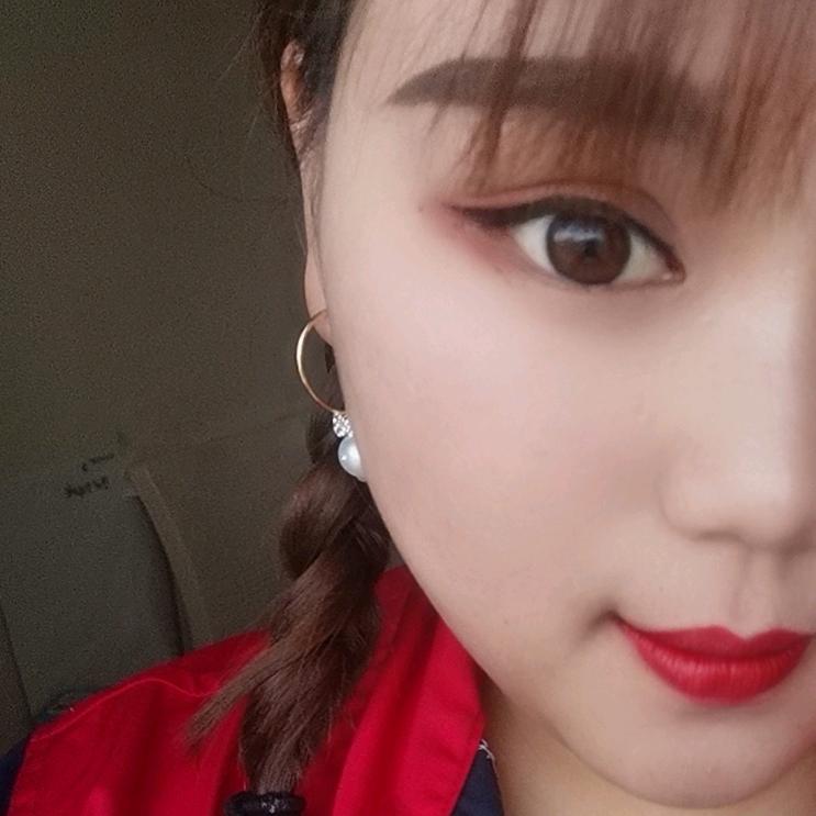 👧