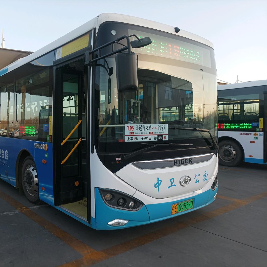 爱记录拍摄公交爱好者小莫。