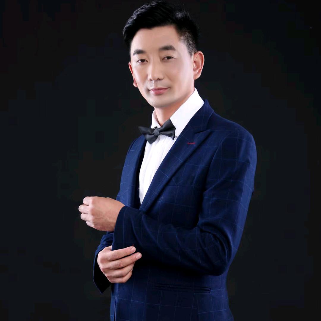 多有财《四川人在山东》唱歌，主持非专业