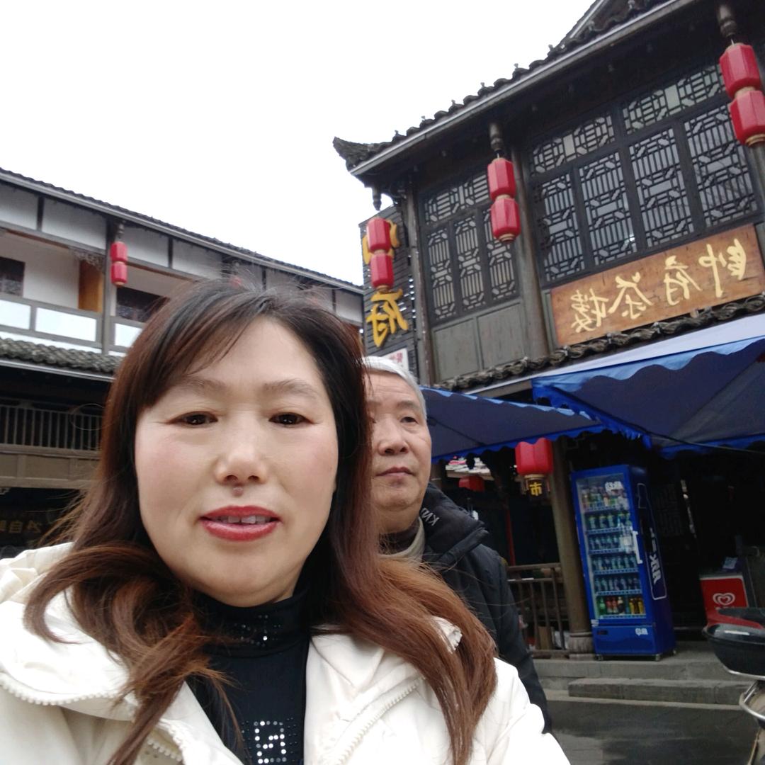 衣世界服装店，剑阁县江口镇龙门中路79号