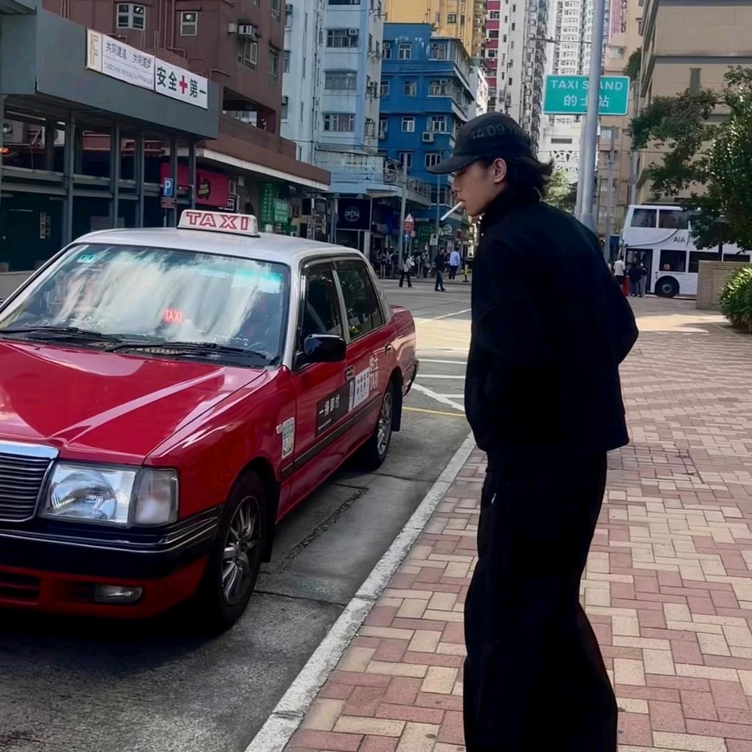 脚踩西瓜皮